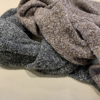 Moteriška trikampė šalis su yak vilnos mišiniu – 62% avies vilna, 28% yak plaukai, 9% poliamidas, 1% spandeks – rudens-žiemos stilius