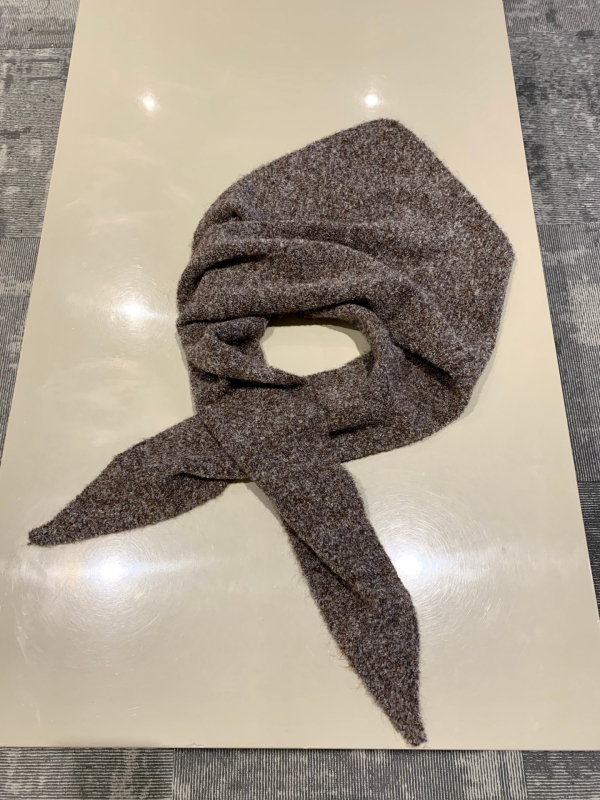 Moteriška trikampė šalis su yak vilnos mišiniu – 62% avies vilna, 28% yak plaukai, 9% poliamidas, 1% spandeks – rudens-žiemos stilius