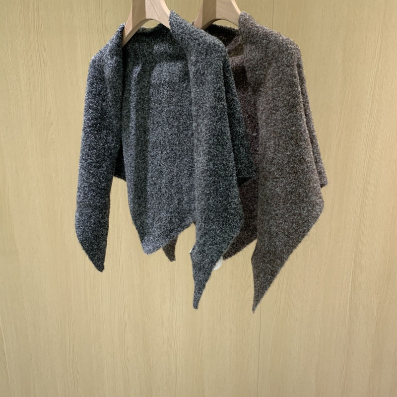 Moteriška trikampė šalis su yak vilnos mišiniu – 62% avies vilna, 28% yak plaukai, 9% poliamidas, 1% spandeks – rudens-žiemos stilius