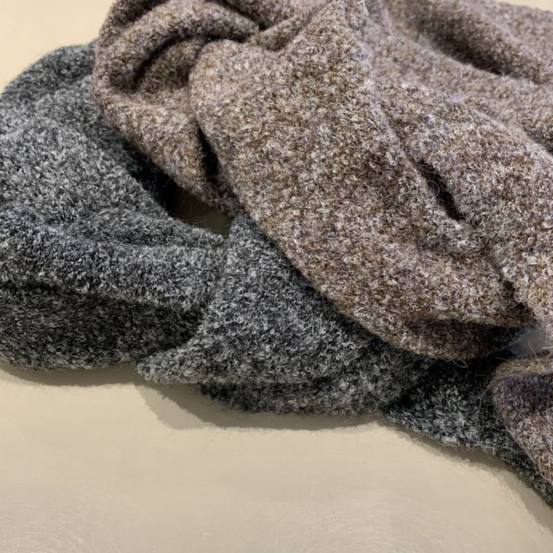 Moteriška trikampė šalis su yak vilnos mišiniu – 62% avies vilna, 28% yak plaukai, 9% poliamidas, 1% spandeks – rudens-žiemos stilius