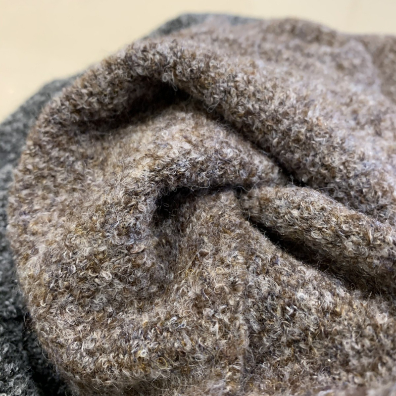 Moteriška trikampė šalis su yak vilnos mišiniu – 62% avies vilna, 28% yak plaukai, 9% poliamidas, 1% spandeks – rudens-žiemos stilius