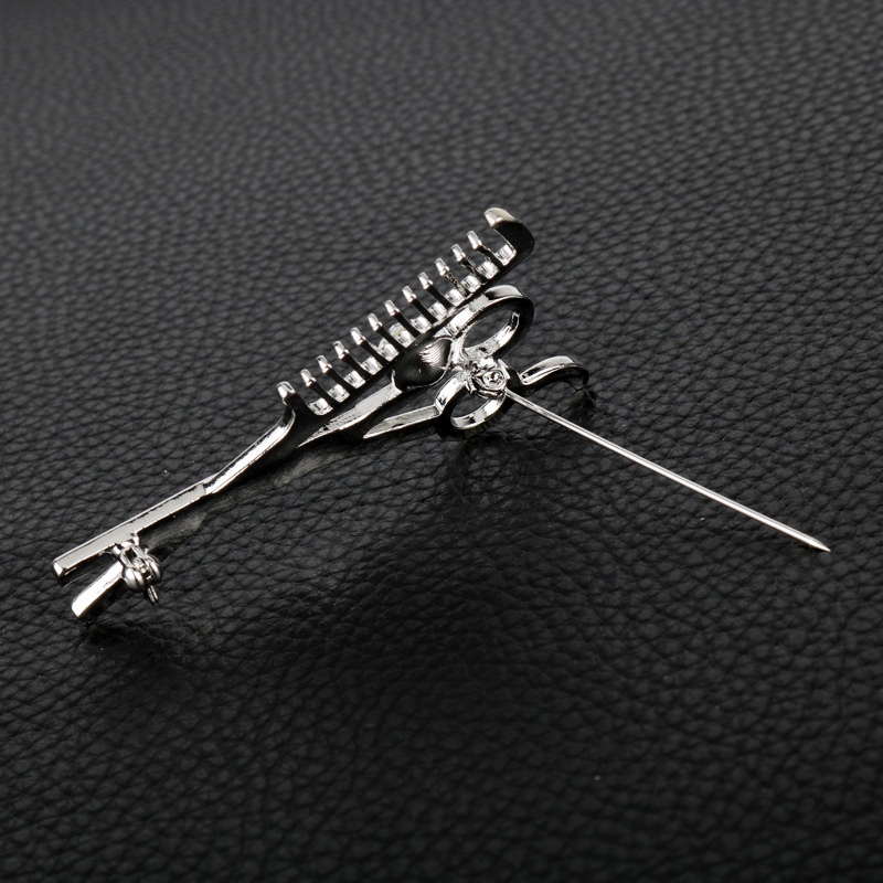 Broșă cu motiv foarfecă-pieptene, din aliaj, design unisex, mozaic cu pietre artificiale, finisaj diamant, personalizabil