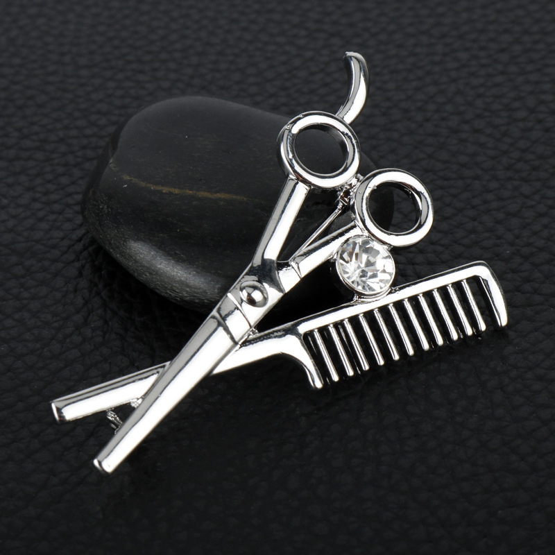 Broșă cu motiv foarfecă-pieptene, din aliaj, design unisex, mozaic cu pietre artificiale, finisaj diamant, personalizabil