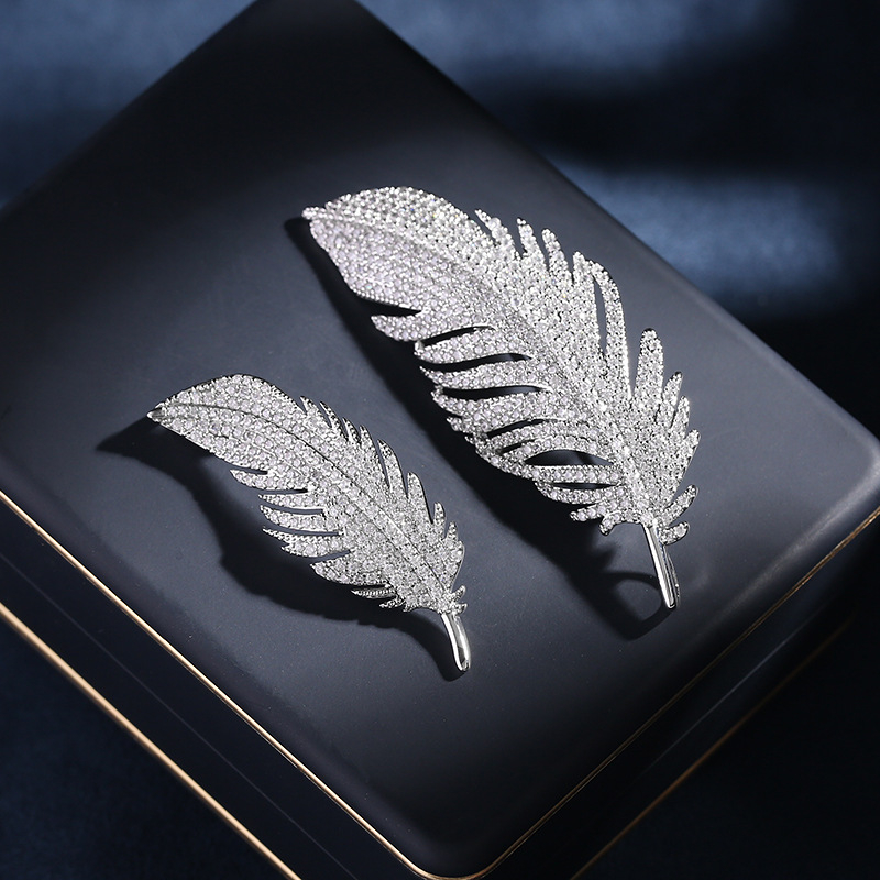 Bakrena broš, pernat dizajn, oblik lista, cirkon ugrađen