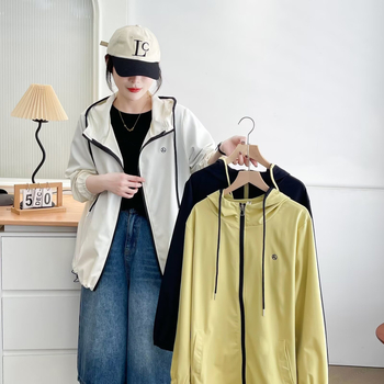 Moteriška gobtuvu striukė su laisvu kirpimu, ilgos rankovės, užtrauktukas, lengvas poliesterio audinys 80–90%