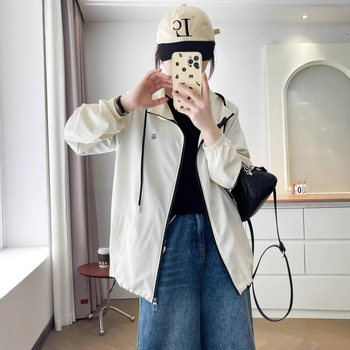 Moteriška gobtuvu striukė su laisvu kirpimu, ilgos rankovės, užtrauktukas, lengvas poliesterio audinys 80–90%