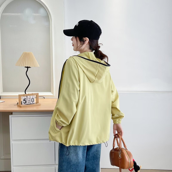 Moteriška gobtuvu striukė su laisvu kirpimu, ilgos rankovės, užtrauktukas, lengvas poliesterio audinys 80–90%