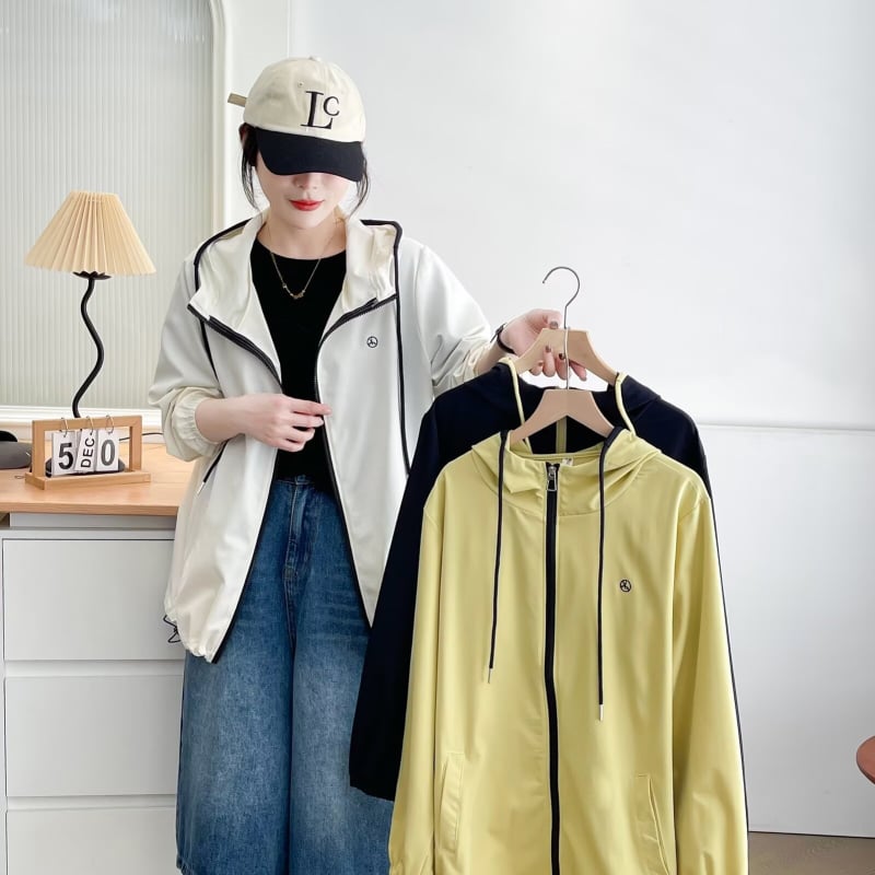 Moteriška gobtuvu striukė su laisvu kirpimu, ilgos rankovės, užtrauktukas, lengvas poliesterio audinys 80–90%