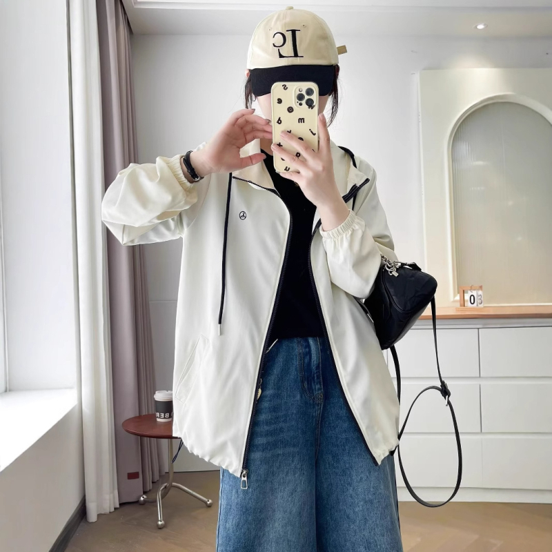 Moteriška gobtuvu striukė su laisvu kirpimu, ilgos rankovės, užtrauktukas, lengvas poliesterio audinys 80–90%