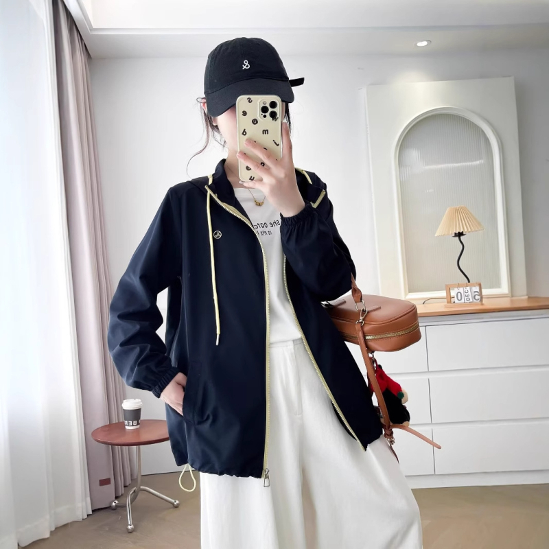 Moteriška gobtuvu striukė su laisvu kirpimu, ilgos rankovės, užtrauktukas, lengvas poliesterio audinys 80–90%