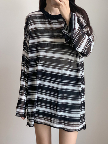 Mezgimo dryžiais ilgas rankovės topas — laisvas stilius, mezginys, dryžių raštas, įprastas ilgis (50–65 cm)