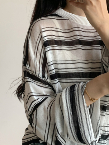 Mezgimo dryžiais ilgas rankovės topas — laisvas stilius, mezginys, dryžių raštas, įprastas ilgis (50–65 cm)