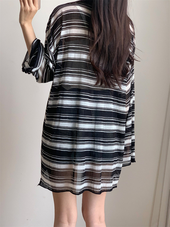 Mezgimo dryžiais ilgas rankovės topas — laisvas stilius, mezginys, dryžių raštas, įprastas ilgis (50–65 cm)