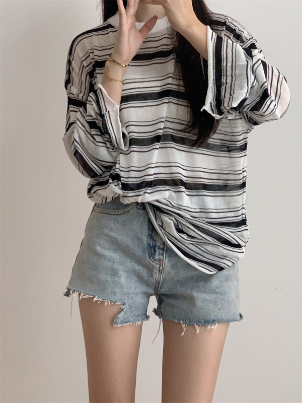 Mezgimo dryžiais ilgas rankovės topas — laisvas stilius, mezginys, dryžių raštas, įprastas ilgis (50–65 cm)