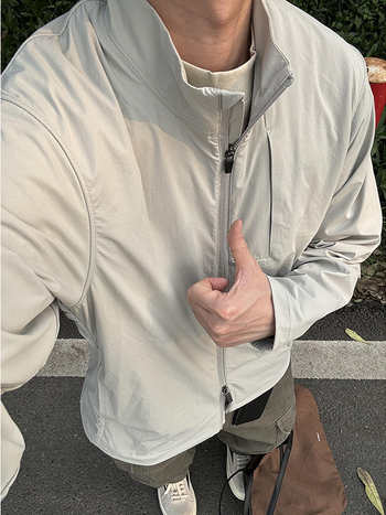 Vyrų striukė su stovinčia apykakle nuo saulės, plona vasariška, greitai džiūstanti, užtrauktukas