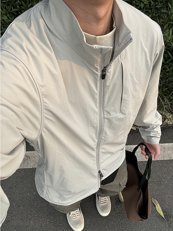 Vyrų striukė su stovinčia apykakle nuo saulės, plona vasariška, greitai džiūstanti, užtrauktukas