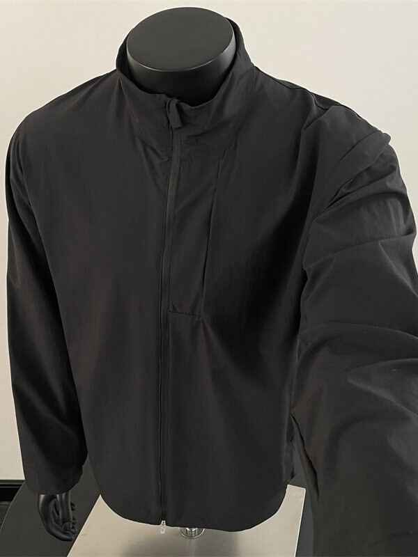 Vyrų striukė su stovinčia apykakle nuo saulės, plona vasariška, greitai džiūstanti, užtrauktukas