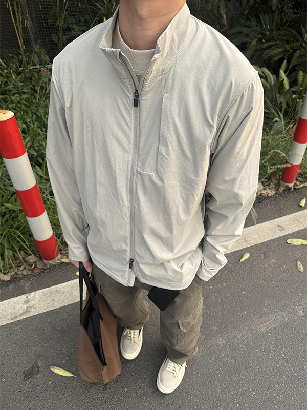 Vyrų striukė su stovinčia apykakle nuo saulės, plona vasariška, greitai džiūstanti, užtrauktukas