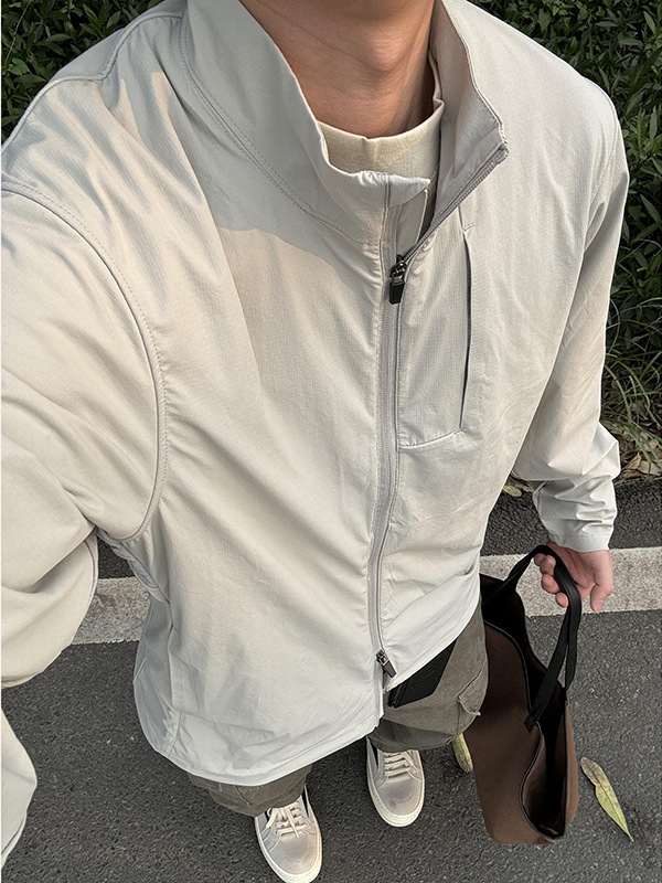 Vyrų striukė su stovinčia apykakle nuo saulės, plona vasariška, greitai džiūstanti, užtrauktukas