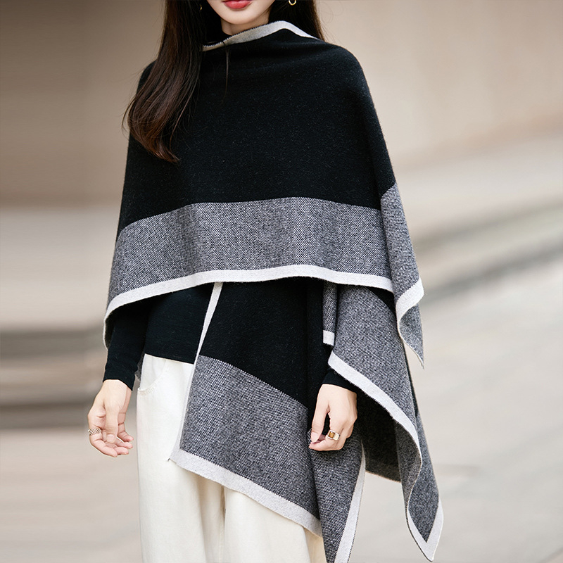 Kapucnis gyapjú pelerina - warp-knit kötés, 100% gyapjú, ősz-tél