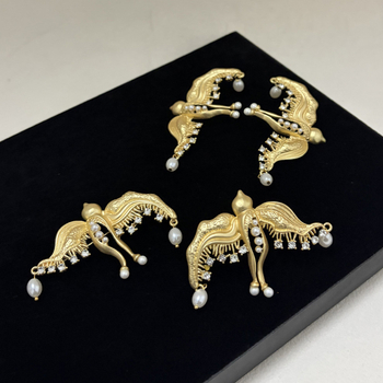 Bros s golubom u francuskom retro stilu, s blistavim dijamantnim kristalima, perlama i resicama