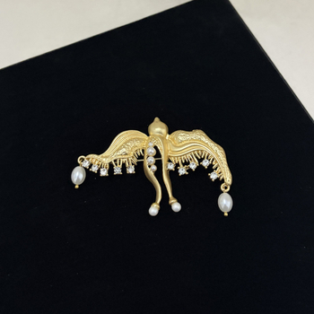 Bros s golubom u francuskom retro stilu, s blistavim dijamantnim kristalima, perlama i resicama