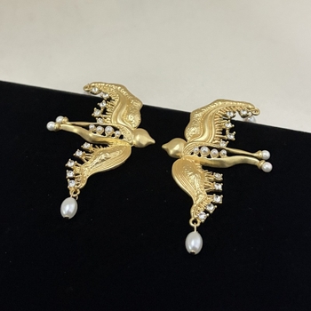 Bros s golubom u francuskom retro stilu, s blistavim dijamantnim kristalima, perlama i resicama