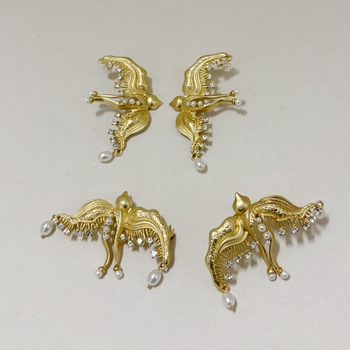 Bros s golubom u francuskom retro stilu, s blistavim dijamantnim kristalima, perlama i resicama