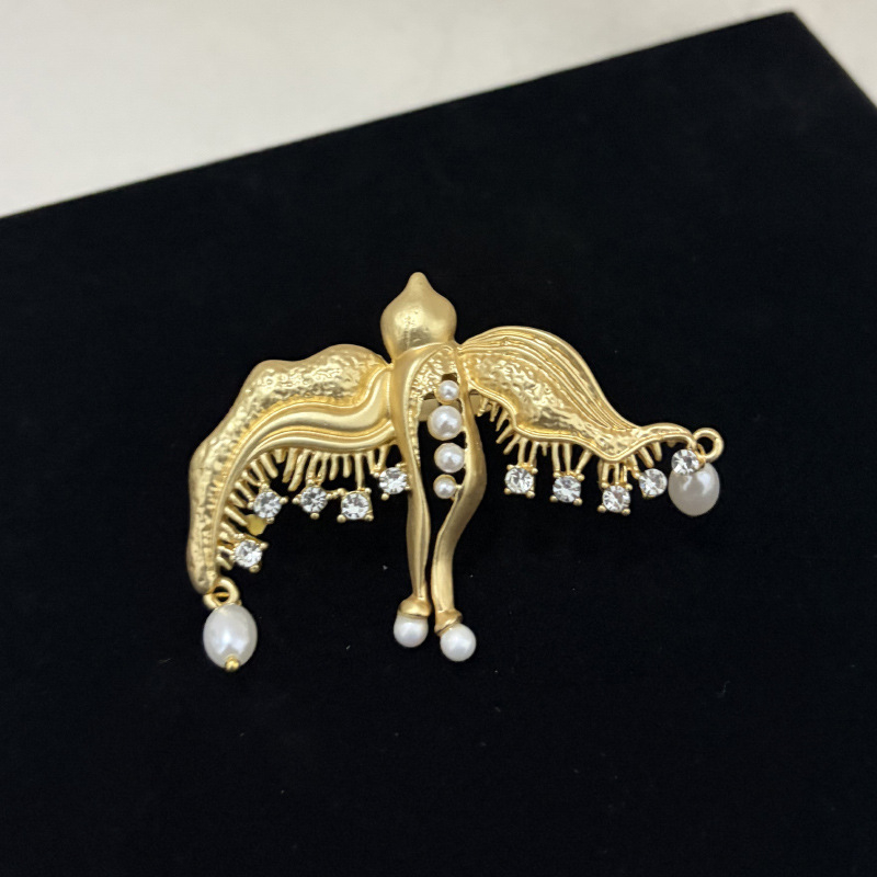 Bros s golubom u francuskom retro stilu, s blistavim dijamantnim kristalima, perlama i resicama