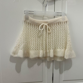 Trumpas megztas sijonas su meniniu retro stiliumi, konstelacijos forma, vasara 2021