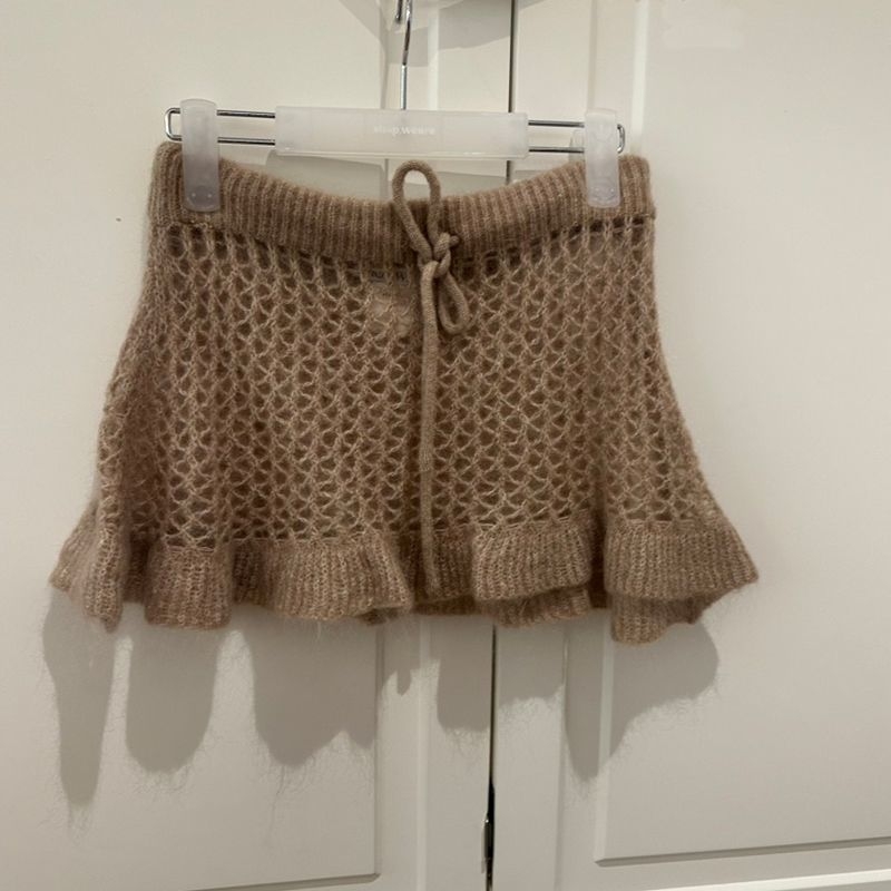 Kratka suknja od mohaira s prorezima, vezanje u struku i elastični pojas, slojevita konstrukcija