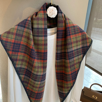 Șal triangular din lână amestec, țesătură satină, menține căldura, accesoriu de iarnă.