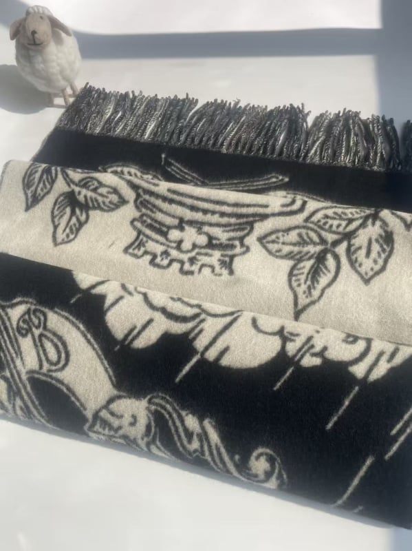 Σάλι μαλλί-κασμίρ, διπλής όψεως ζακάρ, ύφανση twill, διατηρεί τη ζεστασιά, για χειμώνα