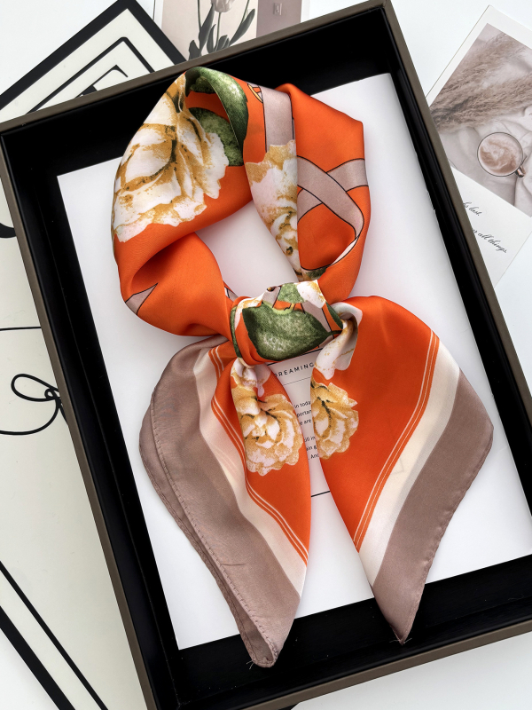 Малък квадратен шал, копринено-ефектен полиестер твил, принт, бързосъхнещ, сатенено покритие