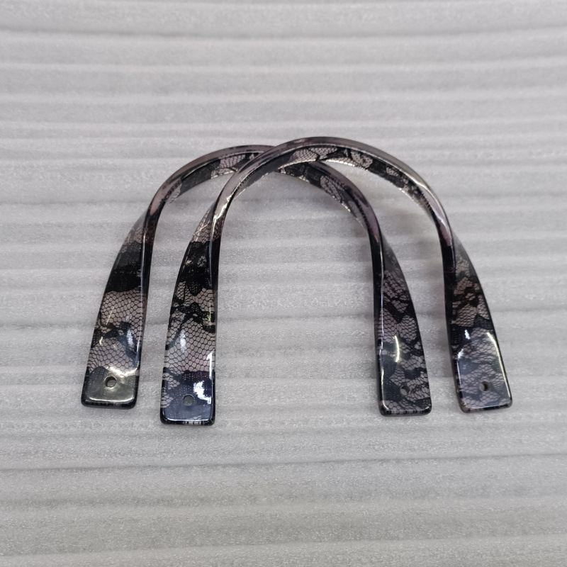 Akril táska fogó U-alakú dizájn-nal, Hiro Mori, egyszínű felület, nyár 2024, tehercsökkentés