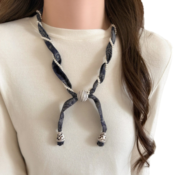 Ogrlica s šalom od svile i perlama — Ručno pleteno; Miješani materijali; Svjež i elegantan stil; Ugradni ukrasi; Marka Maca Baka