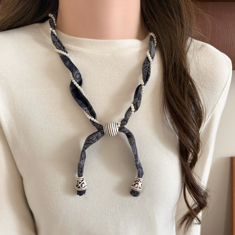 Ogrlica s šalom od svile i perlama — Ručno pleteno; Miješani materijali; Svjež i elegantan stil; Ugradni ukrasi; Marka Maca Baka