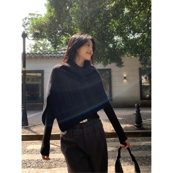 Moteriškas megztas šalikėlis-paltas su įpjova, vilna, warp knitting, elegantiškas kelių sluoksnių dizainas, pečių juosta