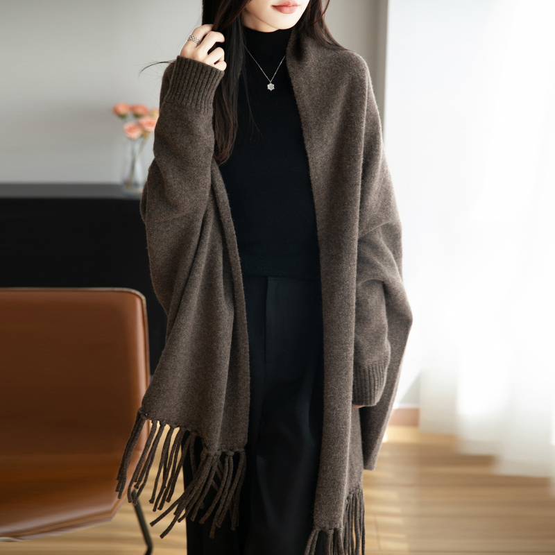 Ženski vuneni šal-kapuljača s resicama, monokromatski dizajn, ručno kukičan, srednje duljine