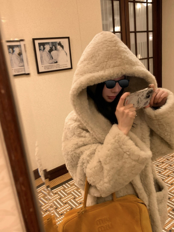Ženski kaput od poliestera s kapuljačom, kapestyle, kratka duljina, opuštena silueta, zatvarač