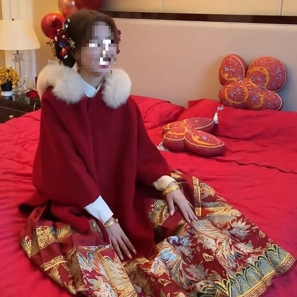 Ženski vuneni kaput s krznom na ovratniku, cape-stil šivanje, srednja duljina 50–65 cm, jednostruko kopčanje