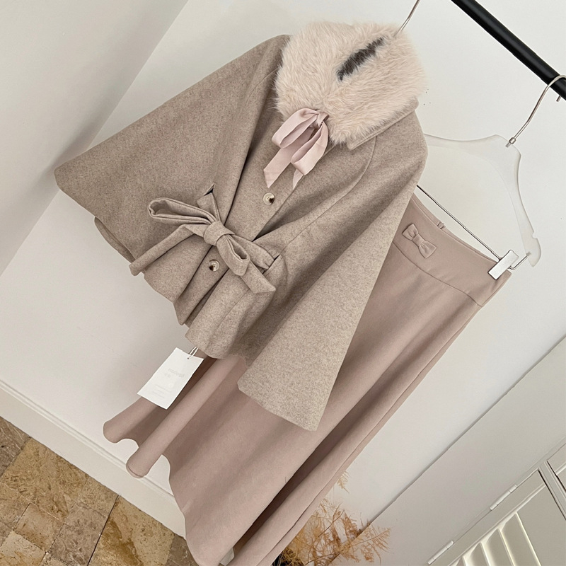 Női gyapjúkabát műszőrme gallérral – két darabos készlet, pamut-keverék anyag, vastag, lazán szabott, hosszú ujjú, egy soros gombolás, középmagas hossz (50–65 cm)