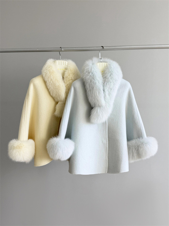 Palton de damă din lână, guler rotund, mâneci lungi, tricotat manual, lungime medie 50–65 cm, amestec lână 70–80% + 30–50% alt material, închidere cu nasturi pe o singură rând