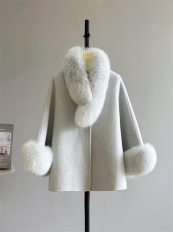 Palton de damă din lână, guler rotund, mâneci lungi, tricotat manual, lungime medie 50–65 cm, amestec lână 70–80% + 30–50% alt material, închidere cu nasturi pe o singură rând