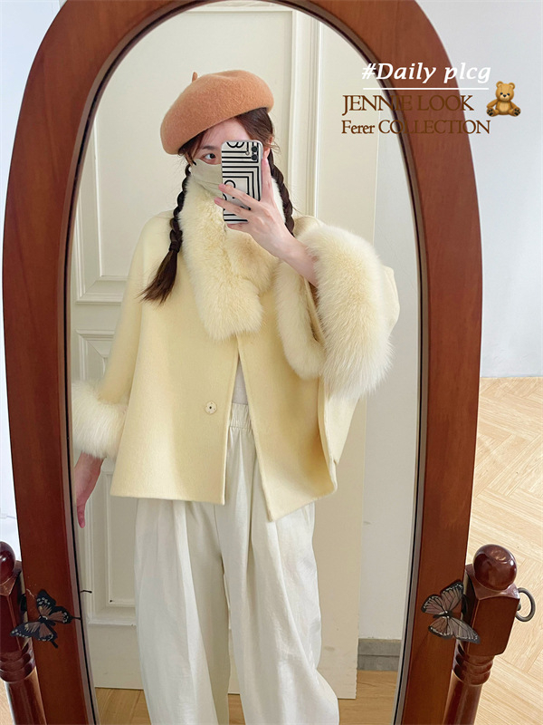 Palton de damă din lână, guler rotund, mâneci lungi, tricotat manual, lungime medie 50–65 cm, amestec lână 70–80% + 30–50% alt material, închidere cu nasturi pe o singură rând