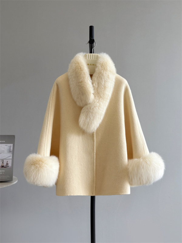 Palton de damă din lână, guler rotund, mâneci lungi, tricotat manual, lungime medie 50–65 cm, amestec lână 70–80% + 30–50% alt material, închidere cu nasturi pe o singură rând