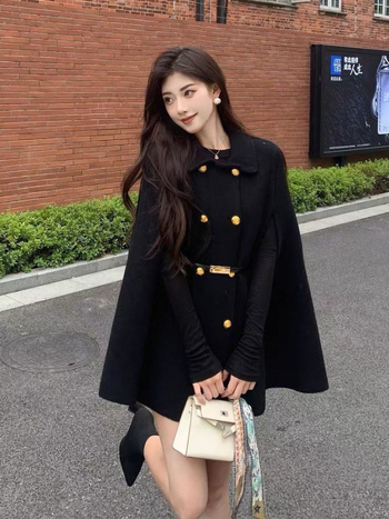 Ženski vuneni kaput - dvostruko kopčanje, naglašena linija struka, ultra kratka duljina, ovratnik s poluturtleneckom, vuneni materijal