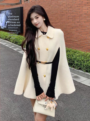 Ženski vuneni kaput - dvostruko kopčanje, naglašena linija struka, ultra kratka duljina, ovratnik s poluturtleneckom, vuneni materijal