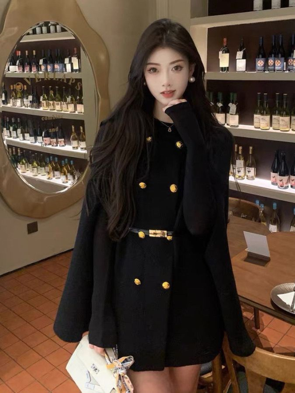 Ženski vuneni kaput - dvostruko kopčanje, naglašena linija struka, ultra kratka duljina, ovratnik s poluturtleneckom, vuneni materijal