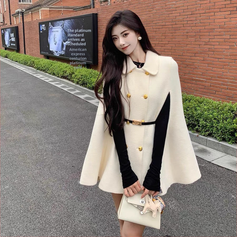 Ženski vuneni kaput - dvostruko kopčanje, naglašena linija struka, ultra kratka duljina, ovratnik s poluturtleneckom, vuneni materijal